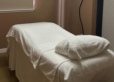 Cozy treatment bed at RS Skincare, Cumbernauld, Scotland, GB for relaxing beauty sessions.