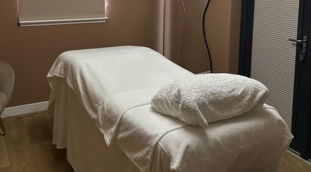 Cozy treatment bed at RS Skincare, Cumbernauld, Scotland, GB for relaxing beauty sessions.