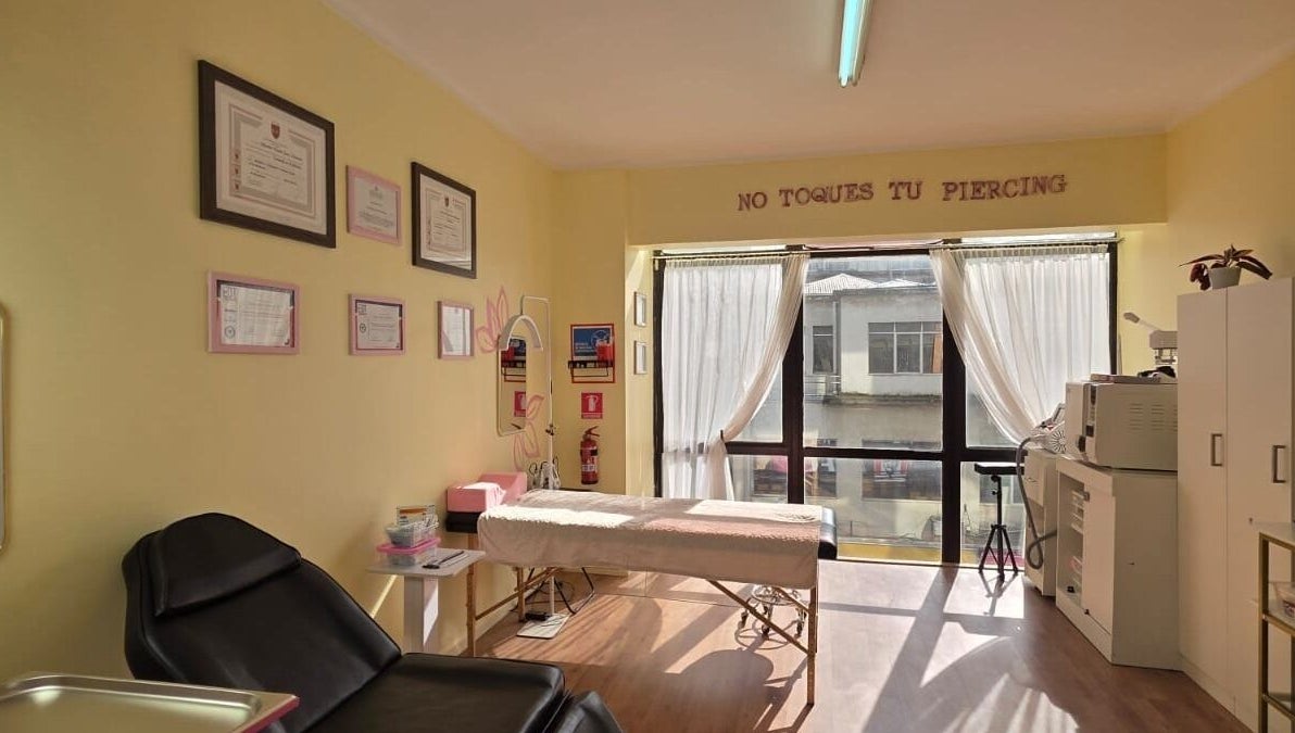 Sala luminosa en Skar piercing bodyArt, Temuco, Araucanía, CL. Decorada con diplomas y mobiliario moderno.