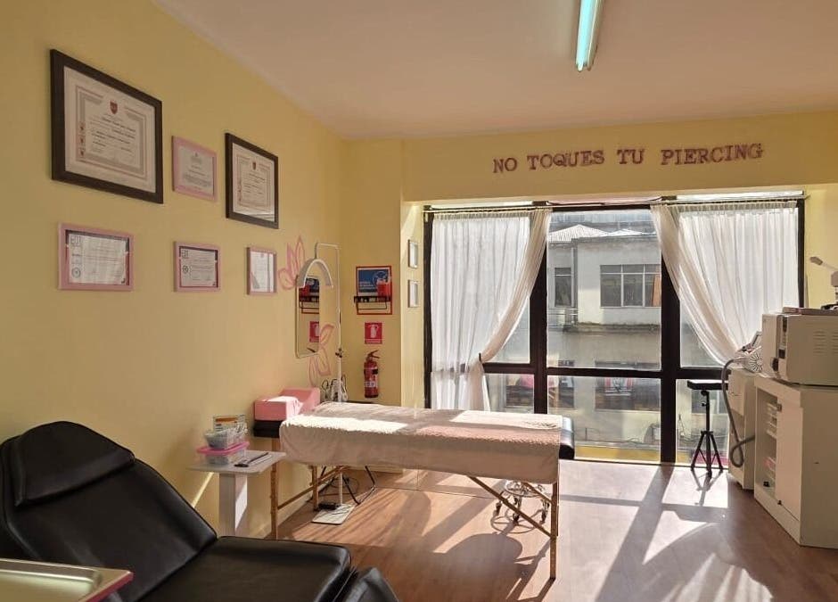 Sala luminosa en Skar piercing bodyArt, Temuco, Araucanía, CL. Decorada con diplomas y mobiliario moderno.