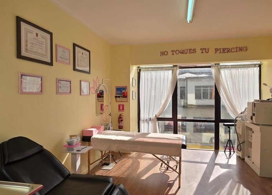 Sala luminosa en Skar piercing bodyArt, Temuco, Araucanía, CL. Decorada con diplomas y mobiliario moderno.