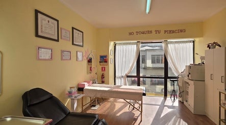 Sala luminosa en Skar piercing bodyArt, Temuco, Araucanía, CL. Decorada con diplomas y mobiliario moderno.