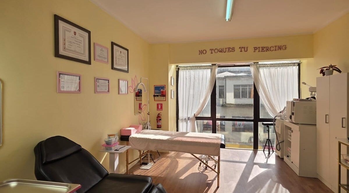 Sala luminosa en Skar piercing bodyArt, Temuco, Araucanía, CL. Decorada con diplomas y mobiliario moderno.