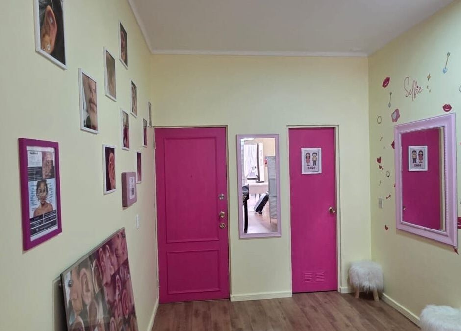 Interior del pasillo en Skar Piercing BodyArt con puertas rosa en Temuco, Araucanía, CL.