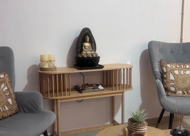 Espaço relaxante no H&N Massage Thai Spa em Alcains, Castelo Branco, PT com cadeiras confortáveis e decoração zen.