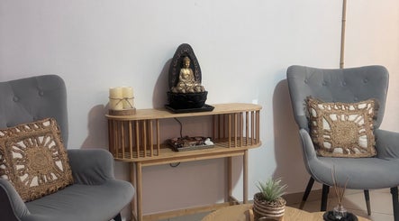 Espaço relaxante no H&N Massage Thai Spa em Alcains, Castelo Branco, PT com cadeiras confortáveis e decoração zen.