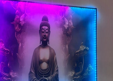 Estátua de Buda iluminada em H&N Massage Thai Spa, Alcains, Castelo Branco, PT, criando um ambiente sereno.