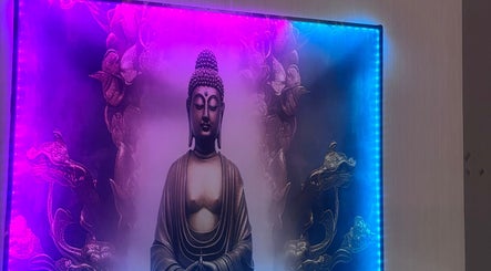 Estátua de Buda iluminada em H&N Massage Thai Spa, Alcains, Castelo Branco, PT, criando um ambiente sereno.