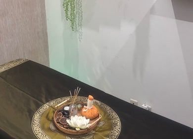 Mesa de massagem no H&N Massage Thai Spa, Alcains, Castelo Branco, PT, com decoração relaxante.