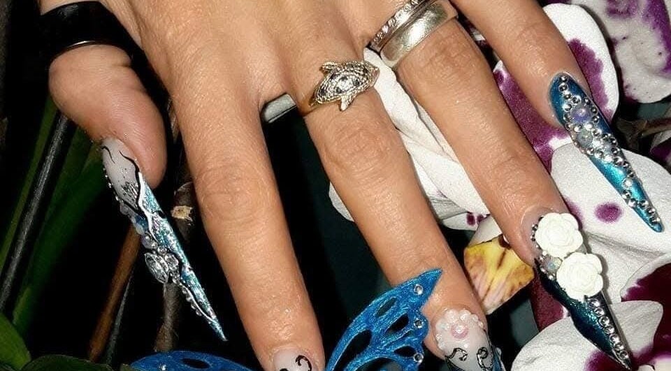 Nail art créatif et élégant chez Fleur De Vie Onglerie, Hauterives, Auvergne-rhône-alpes, FR.