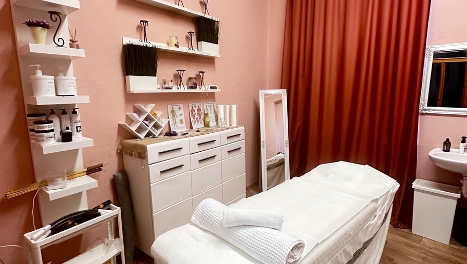 Entspannungsraum im Frauenparadies Massage Studio in Saalfeld/saale, Thüringen, DE, ideal für wohltuende Massagen.