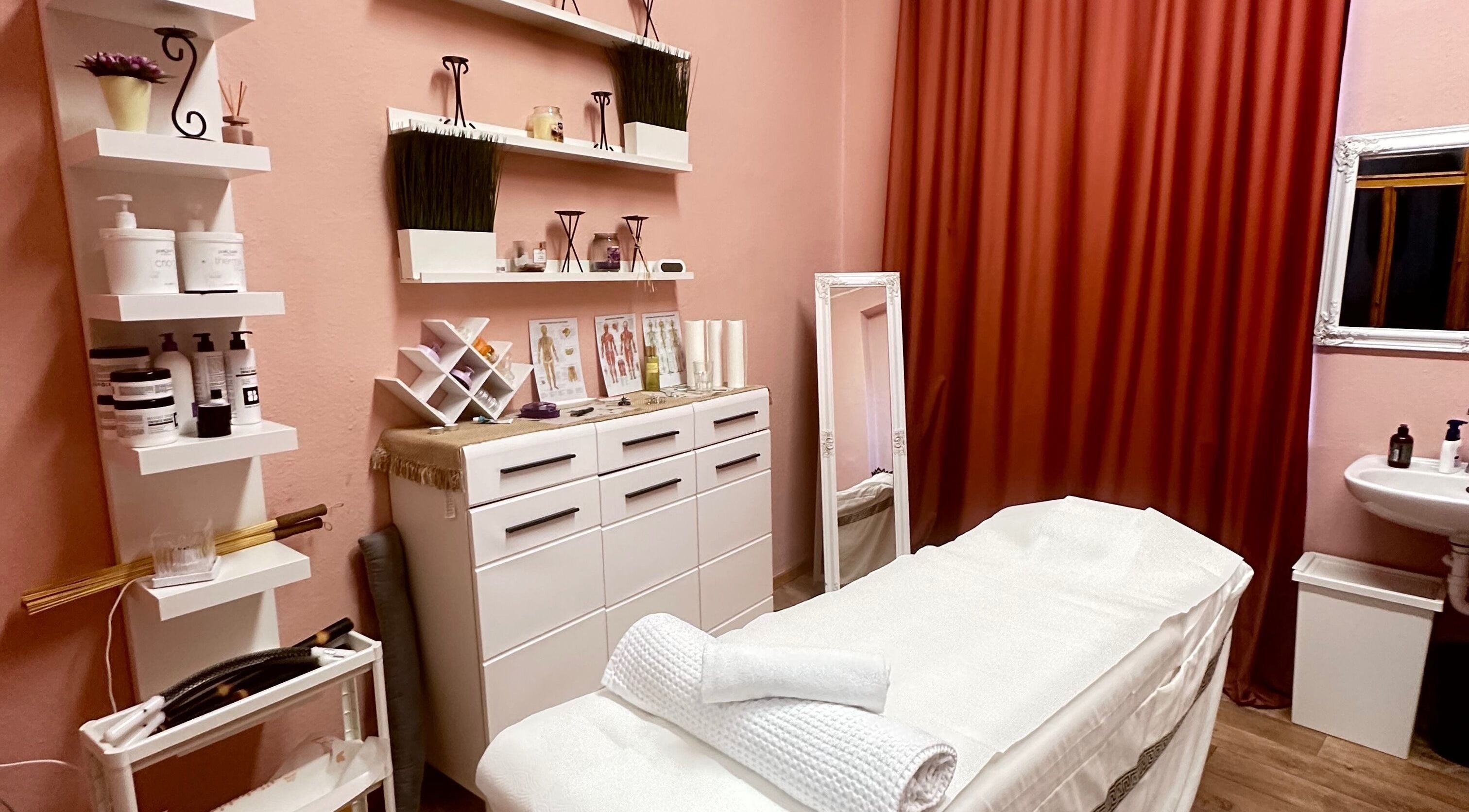 Entspannungsraum im Frauenparadies Massage Studio in Saalfeld/saale, Thüringen, DE, ideal für wohltuende Massagen.