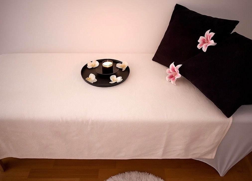 Table de massage avec fleurs et bougie à Passion Bien-Être, Granges-paccot, Fribourg, CH.