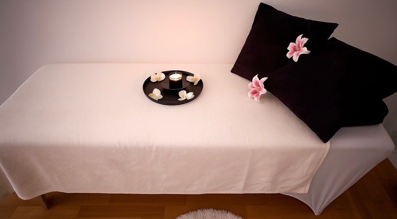 Table de massage avec fleurs et bougie à Passion Bien-Être, Granges-paccot, Fribourg, CH.