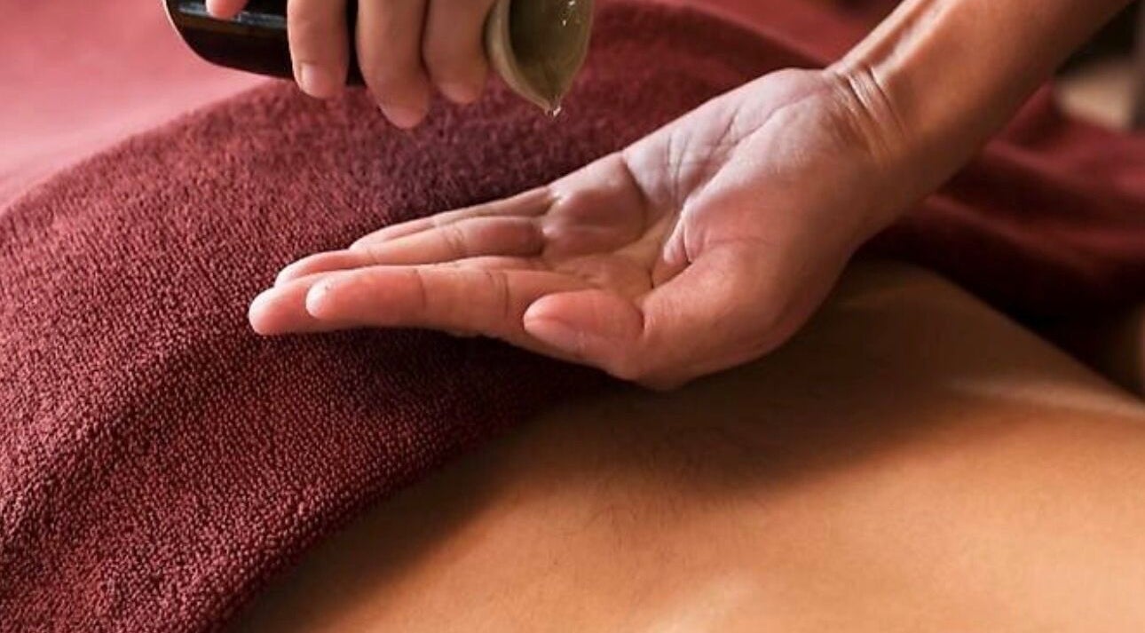 Massage avec huile à Passion Bien-Être, Granges-paccot, Fribourg, CH, offrant relaxation et bien-être.