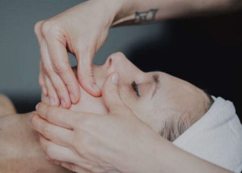 Massage facial au Passion Bien-Être, Granges-Paccot, Fribourg, CH. Expérience de détente et bien-être.