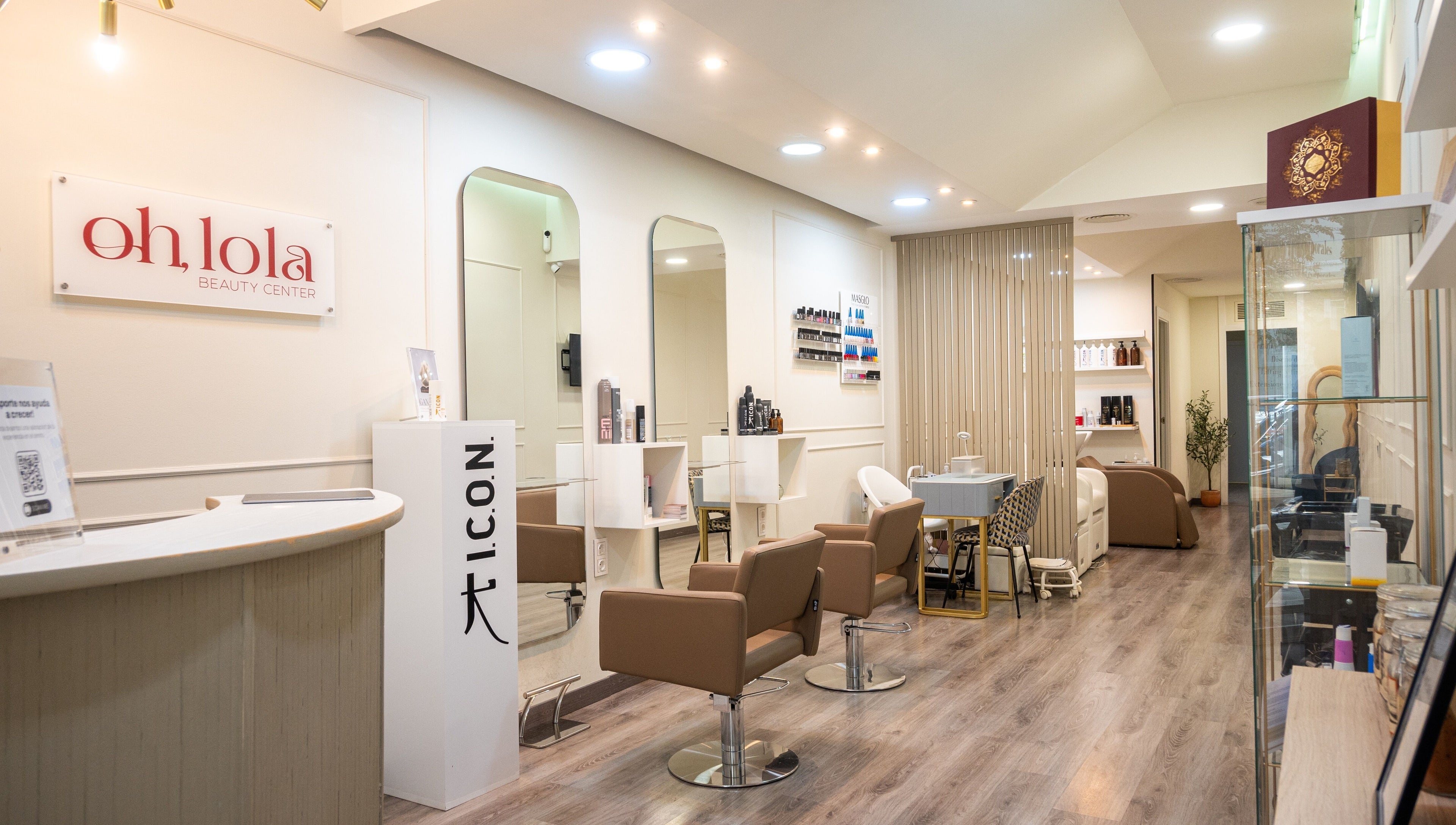 Interior acogedor de Oh Lola beauty en Madrid, Comunidad De Madrid, ES, con sillas de peluquería modernas.
