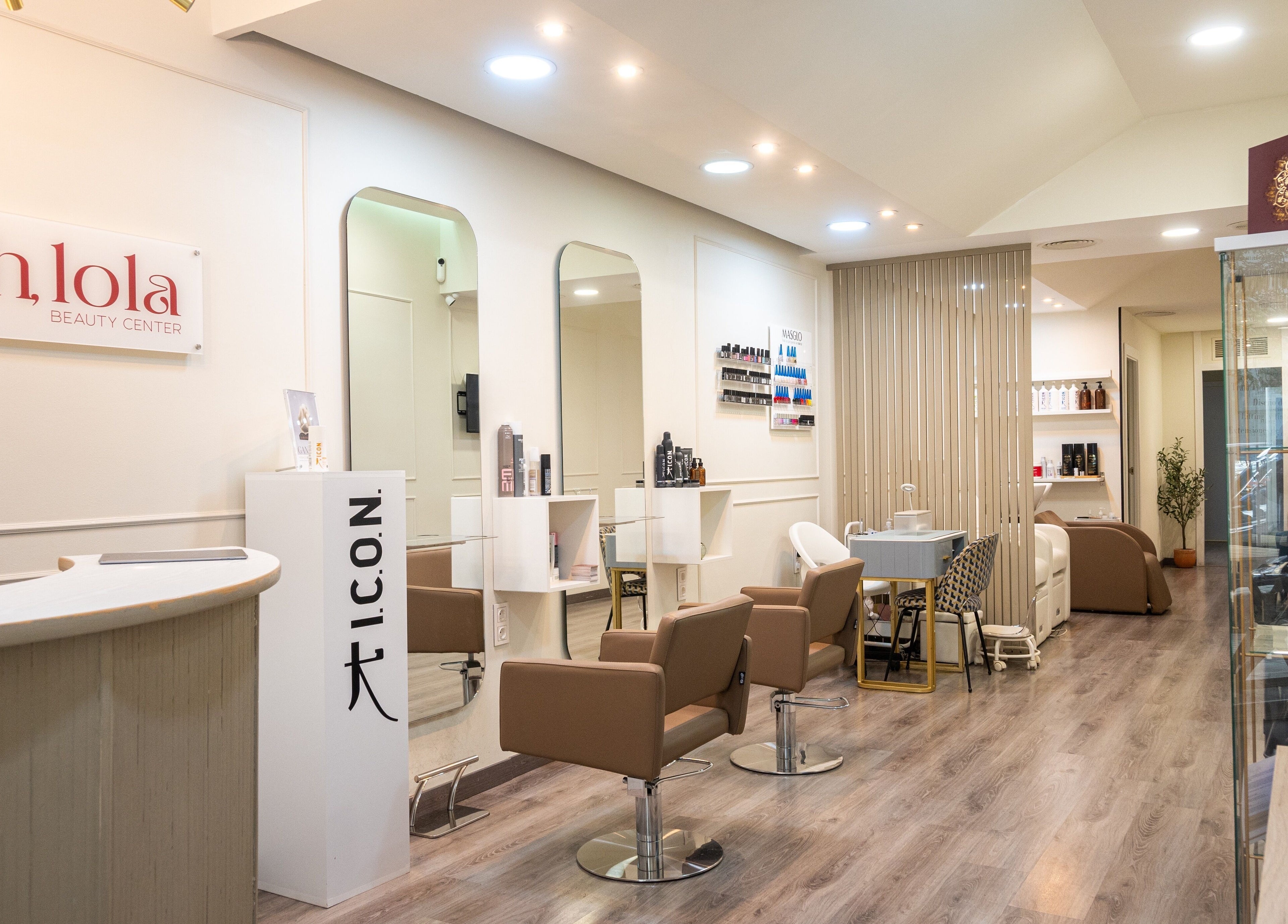 Interior acogedor de Oh Lola beauty en Madrid, Comunidad De Madrid, ES, con sillas de peluquería modernas.