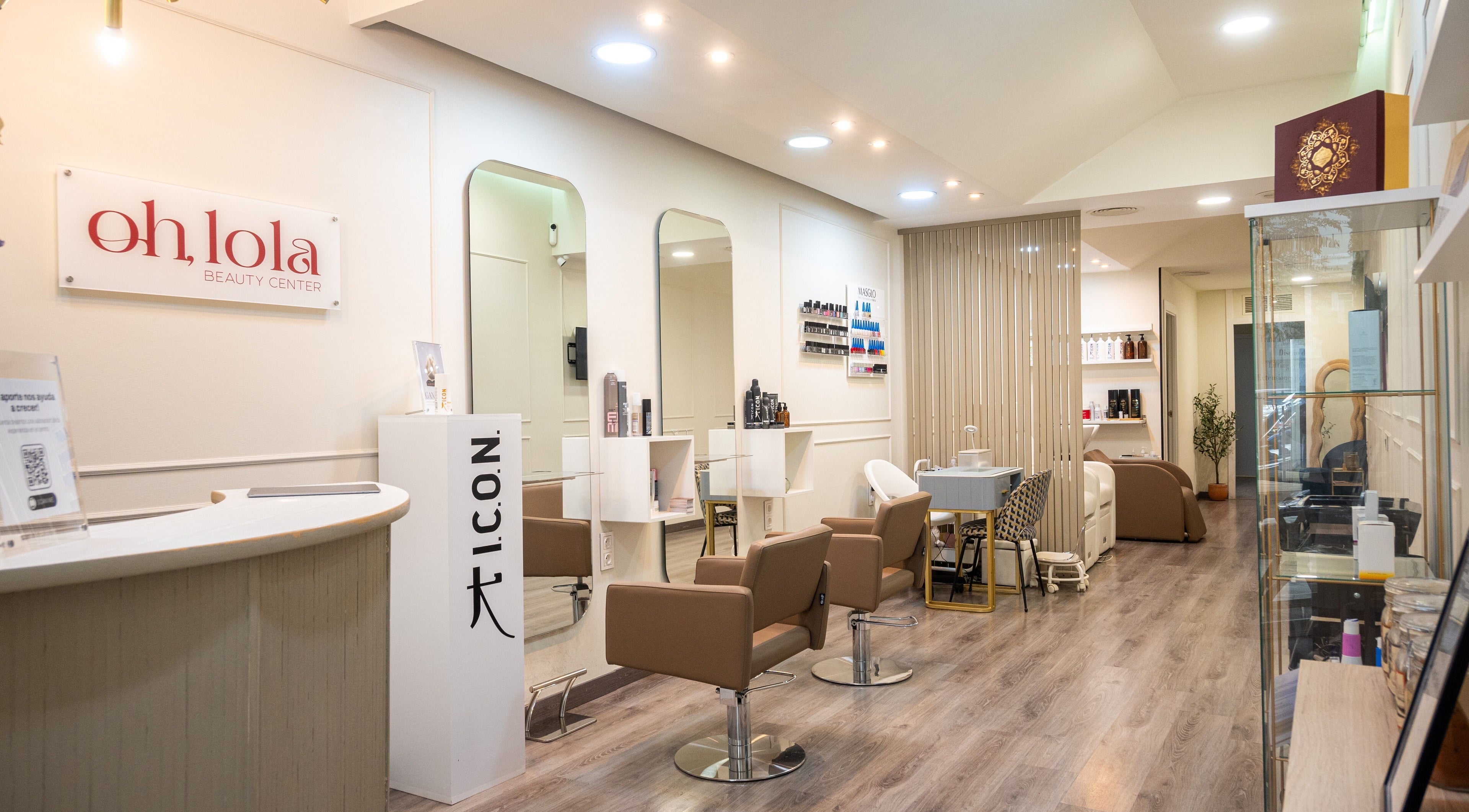 Interior acogedor de Oh Lola beauty en Madrid, Comunidad De Madrid, ES, con sillas de peluquería modernas.