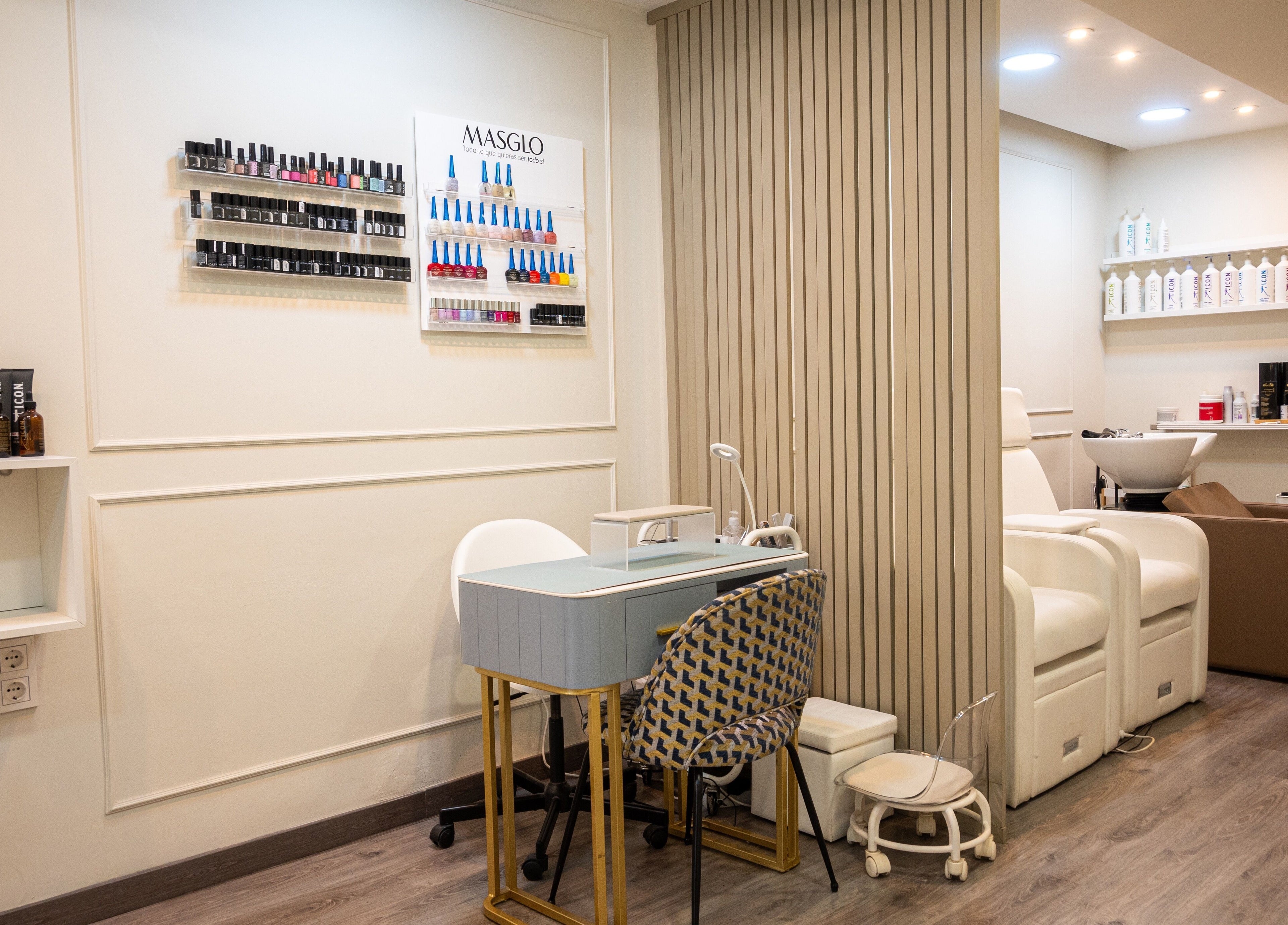 Interior elegante en Oh Lola beauty, Madrid, Comunidad De Madrid, ES, mostrando estaciones de manicura.