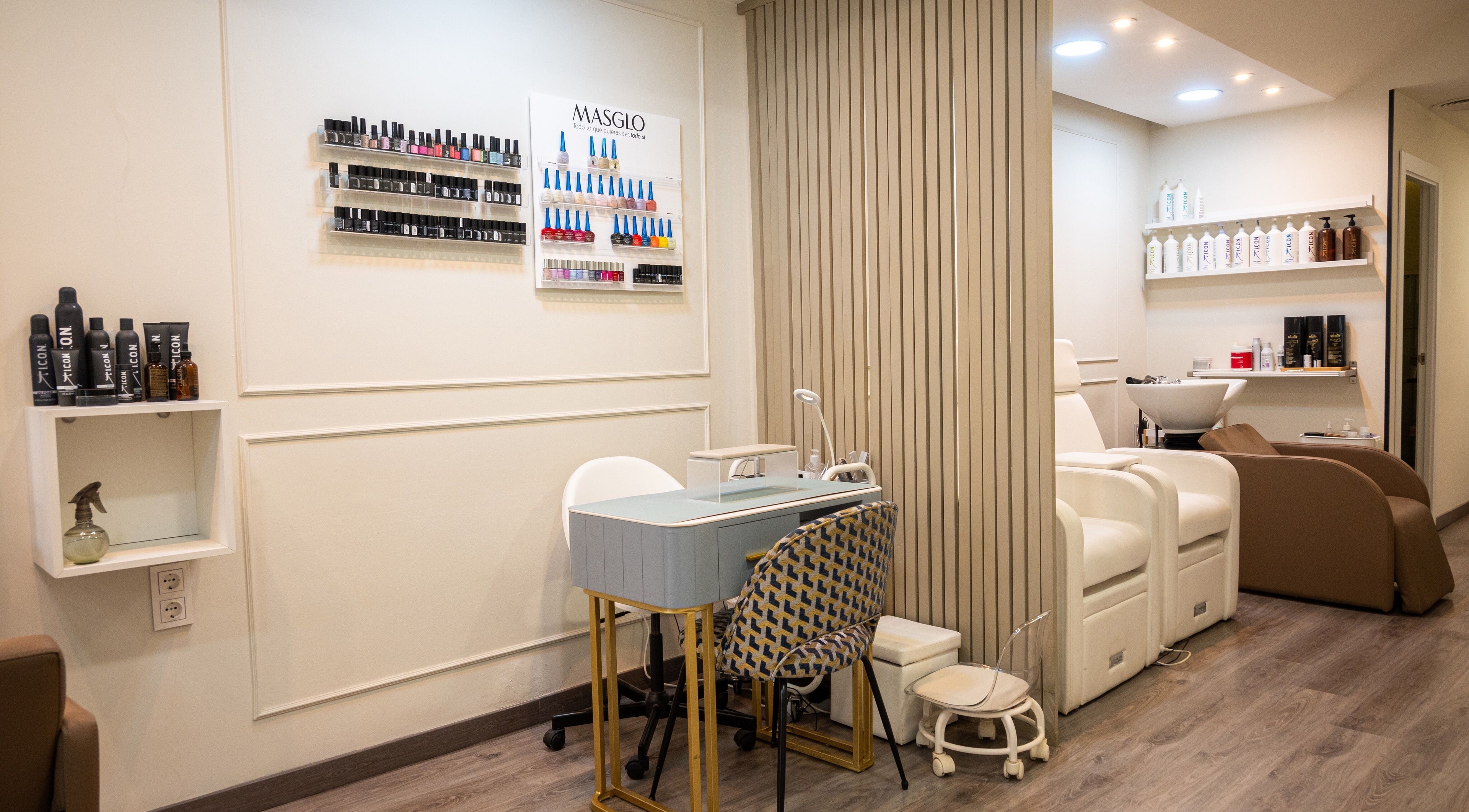 Interior elegante en Oh Lola beauty, Madrid, Comunidad De Madrid, ES, mostrando estaciones de manicura.