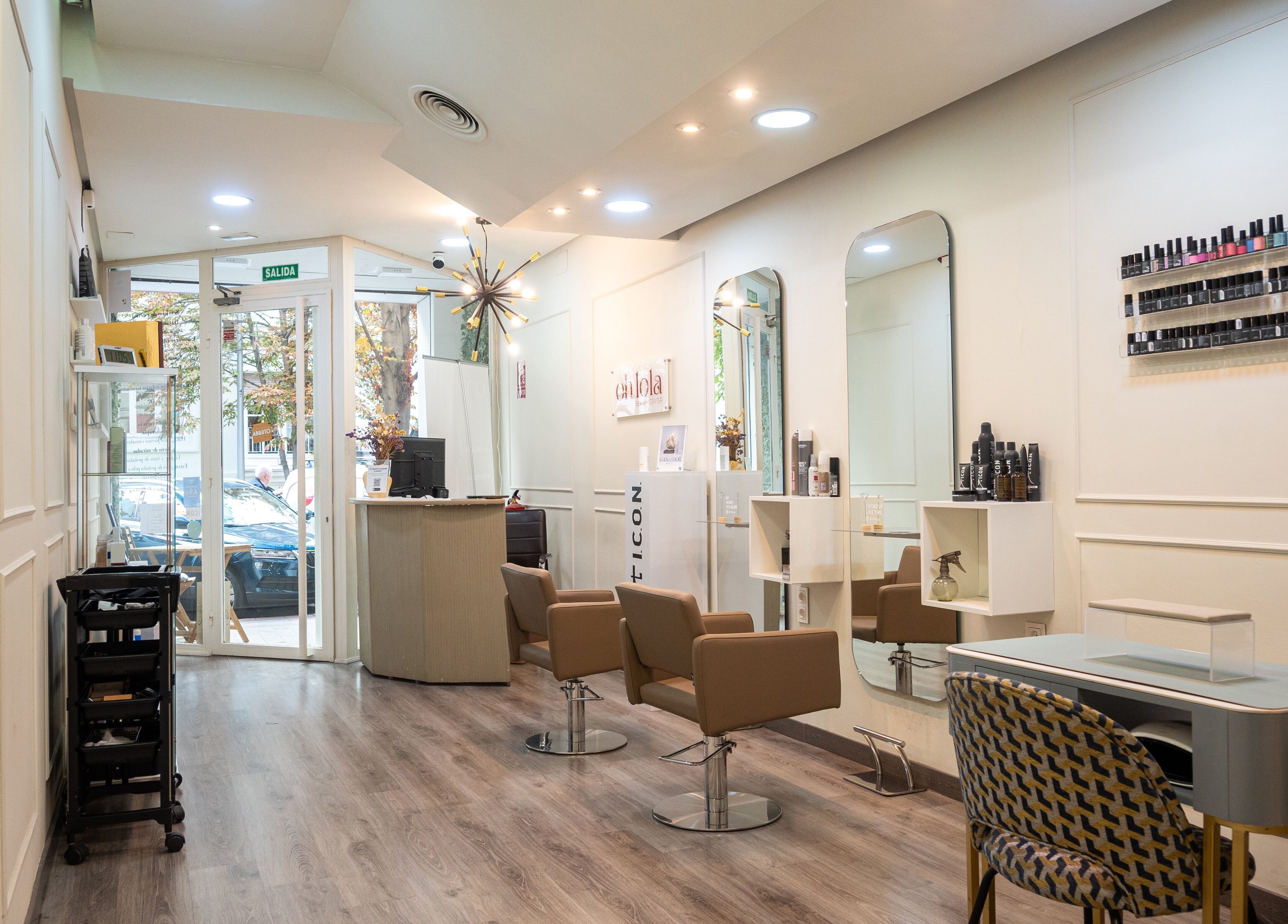 Interior moderno y elegante de Oh Lola beauty en Madrid, Comunidad De Madrid, ES.