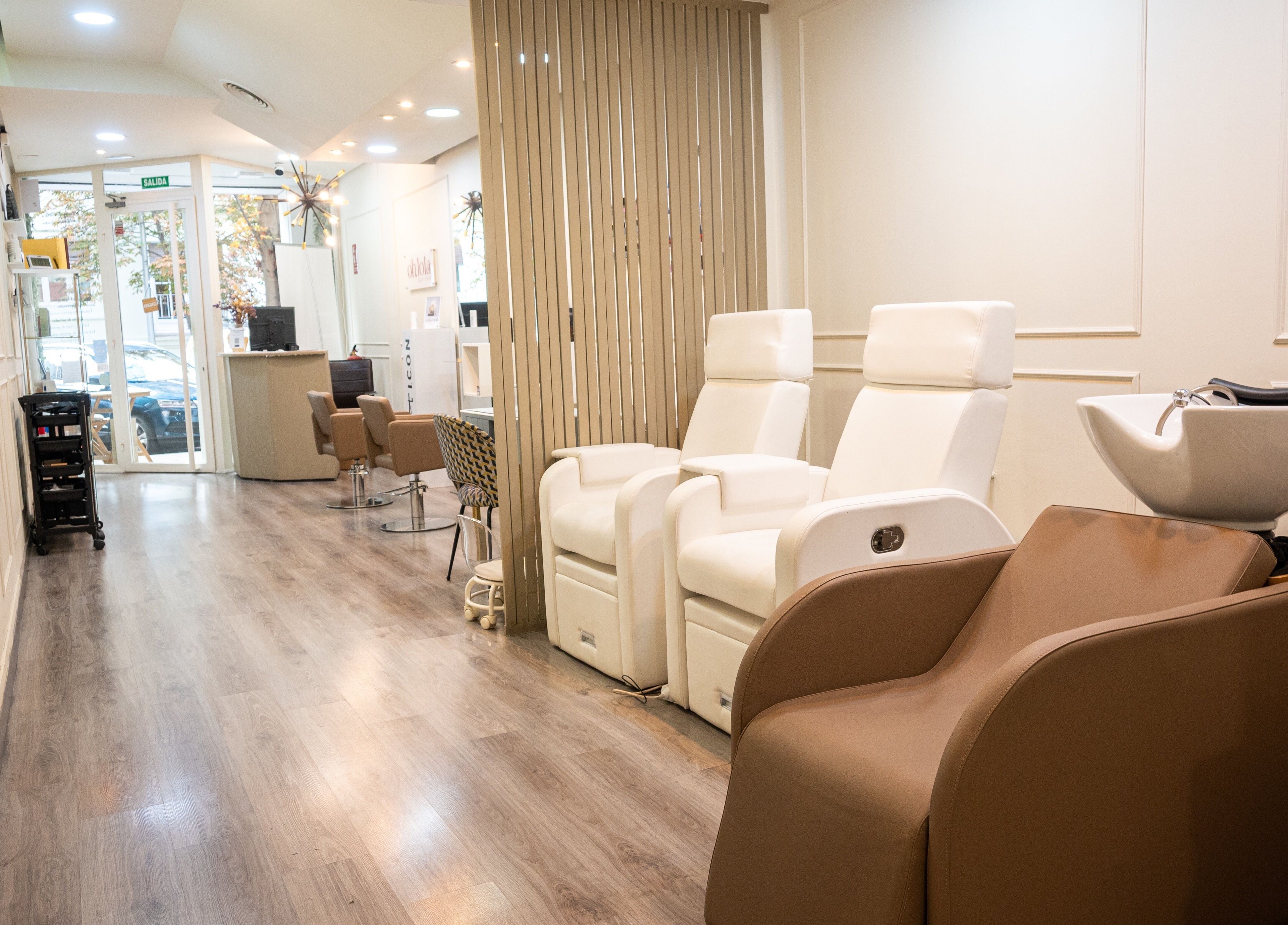 Interior moderno de Oh Lola beauty en Madrid, Comunidad De Madrid, ES, con sillas de masaje y lavacabezas.