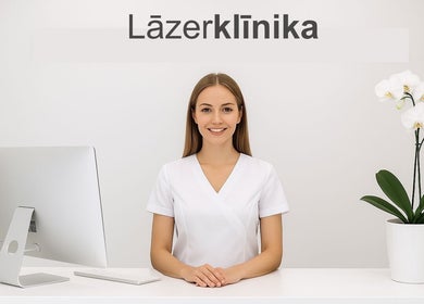 Receptionist at Lāzer Klīnika Domina, Rīga, LV, welcomes clients warmly in a modern setting.