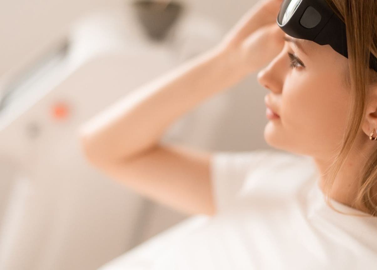 Woman receiving laser treatment at Lāzer Klīnika Domina, Rīga, LV. Professional beauty care experience.