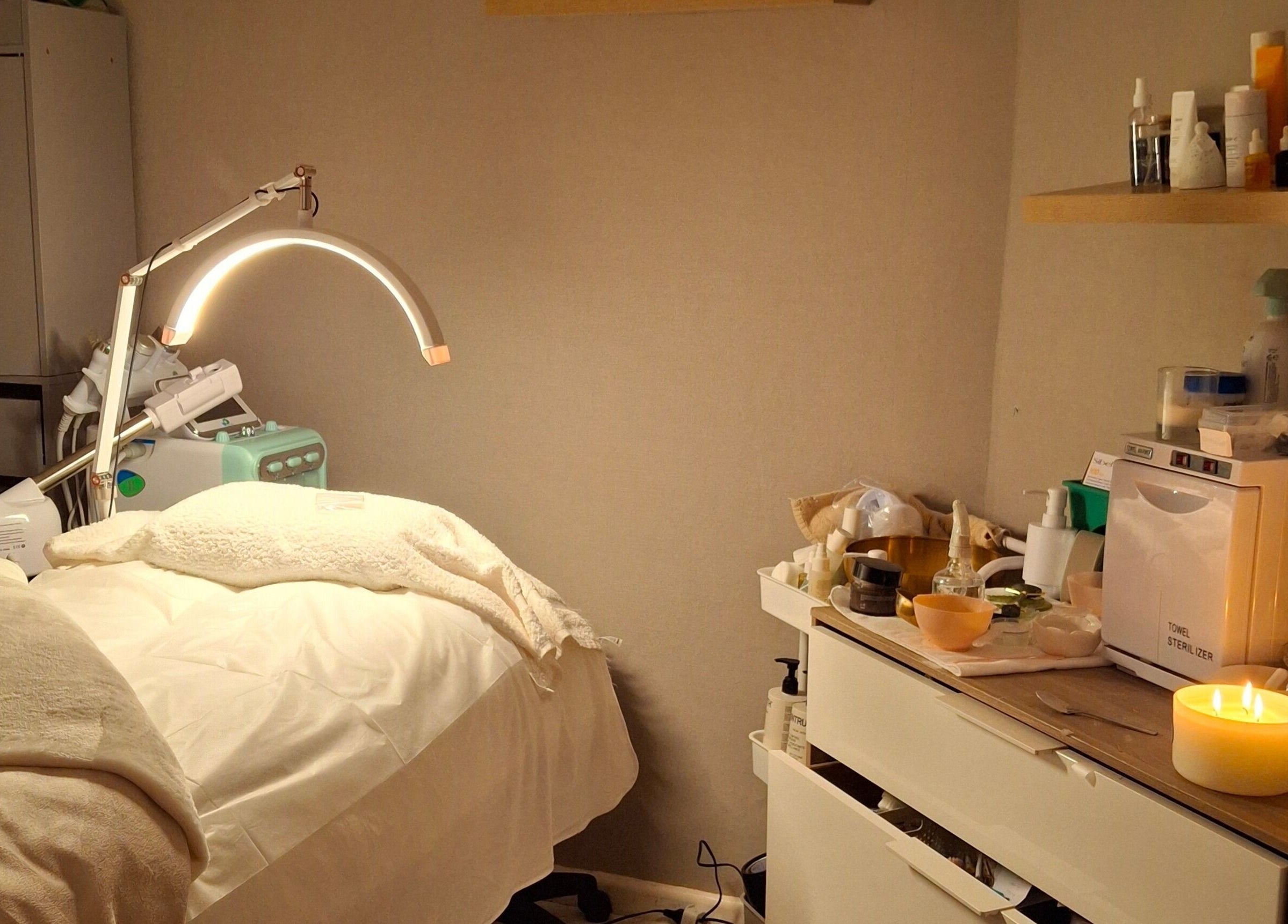 Calming spa room at Bliss Facials in Llandudno Junction, Wales, GB with cozy treatment bed and soft lighting.