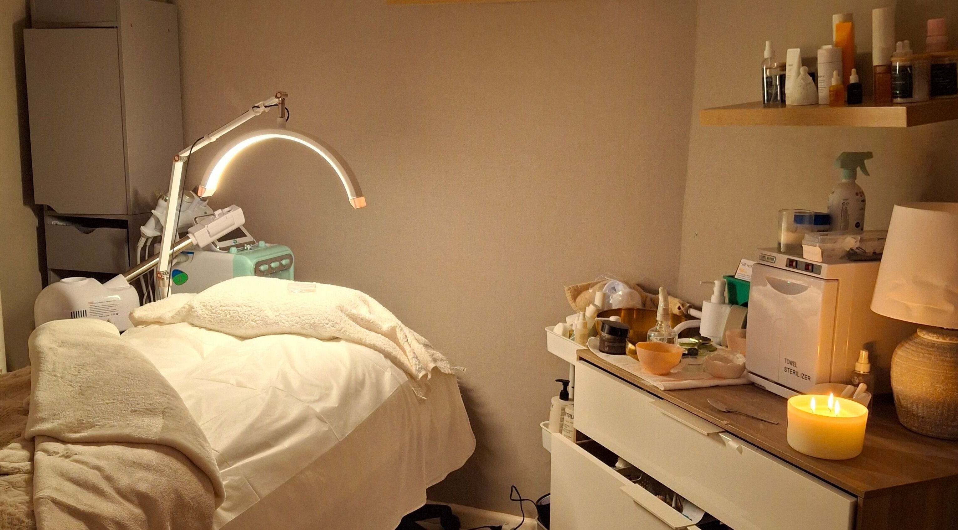 Calming spa room at Bliss Facials in Llandudno Junction, Wales, GB with cozy treatment bed and soft lighting.