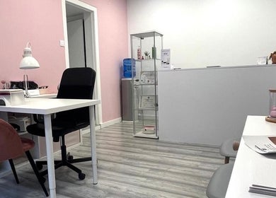 Interior moderno de Beauty Láser en Montornès Del Vallès, Catalunya, ES, con mesas y sillas cómodas.