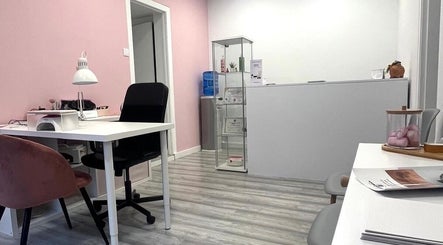 Interior moderno de Beauty Láser en Montornès Del Vallès, Catalunya, ES, con mesas y sillas cómodas.
