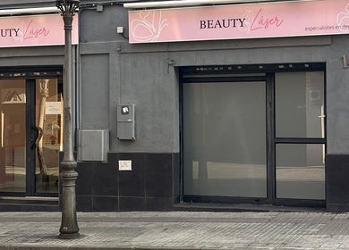 Entrada de Beauty Láser en Montornès Del Vallès, Catalunya, ES, destacando su moderna fachada gris.