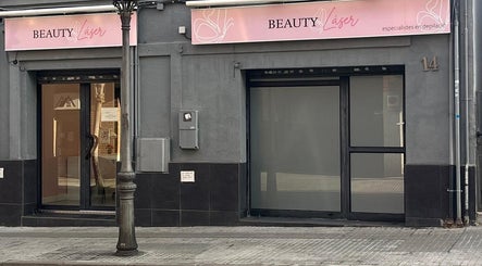 Entrada de Beauty Láser en Montornès Del Vallès, Catalunya, ES, destacando su moderna fachada gris.