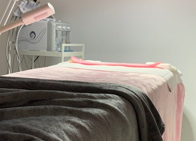 Sala de tratamiento en Beauty Láser, Montornès Del Vallès, Catalunya, ES con cama y equipo especializado.