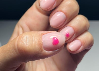 Diseño de uñas con corazón rosa en Beauty Láser, Montornès Del Vallès, Catalunya, ES.