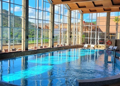 Piscina interior en AUA SPA Zel Costa Brava con amplios ventanales en TOSSA DE MAR, Catalunya, ES.