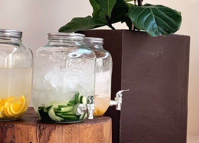 Bebidas infundidas en AUA SPA Zel Costa Brava, TOSSA DE MAR, Catalunya, ES, repletas de rodajas de limón y pepino.