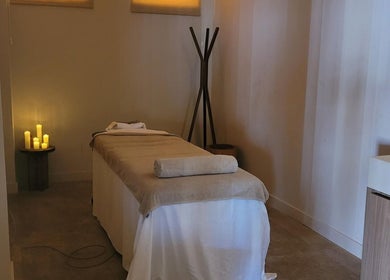 Sala de masaje tranquila en AUA SPA Zel Costa Brava, TOSSA DE MAR, Catalunya, ES con iluminación tenue.