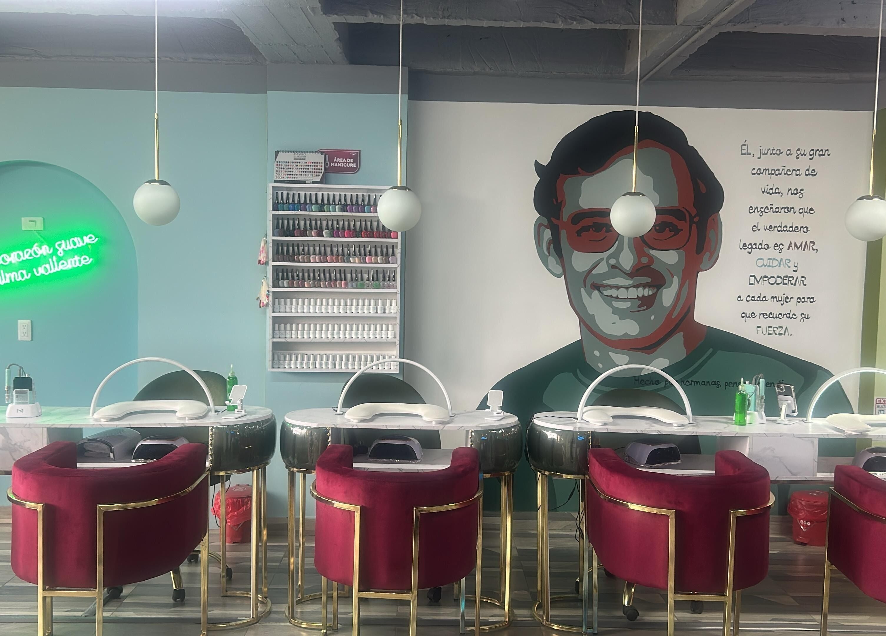 Interior de Rafaelas Nails Spa en Bogotá, Bogotá, CO, con sillones bordó y decoración artística vibrante.