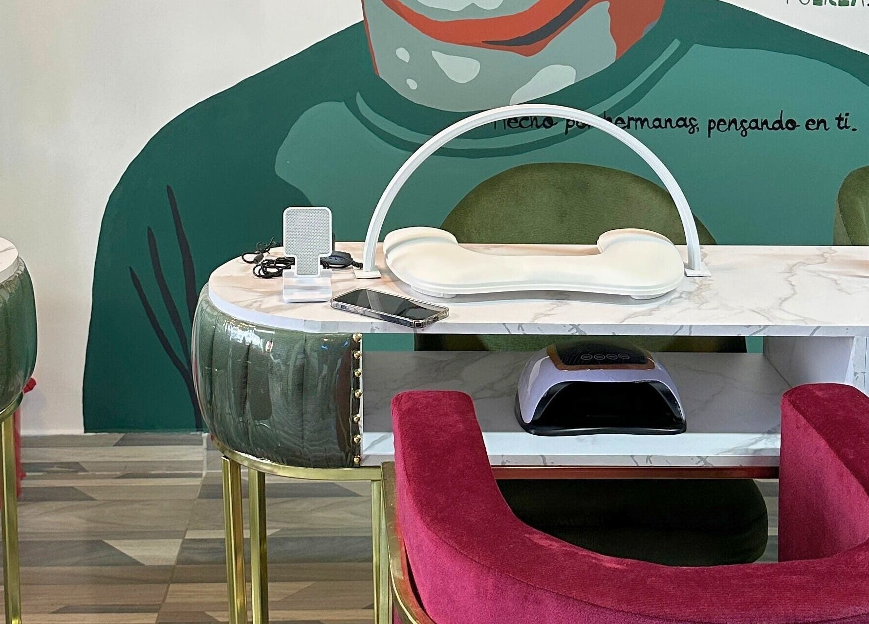 Estación moderna de Rafaelas Nails Spa en Bogotá, Bogotá, CO con decoración elegante.