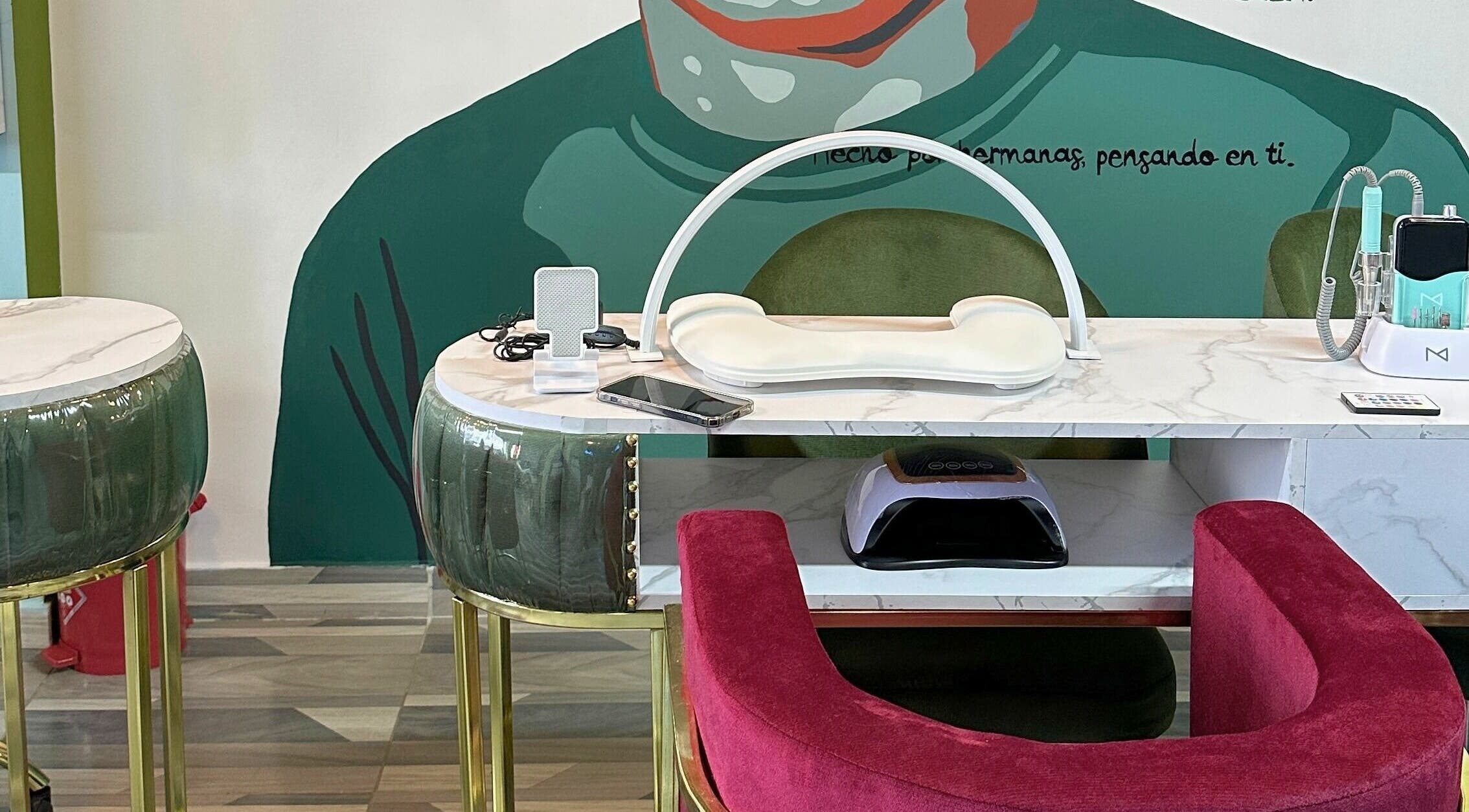 Estación moderna de Rafaelas Nails Spa en Bogotá, Bogotá, CO con decoración elegante.