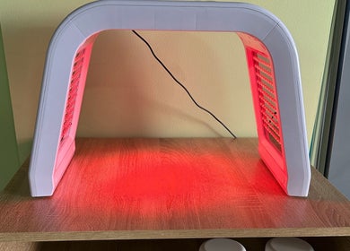 Equipo de luz roja en Rafaelas Nails Spa, Bogotá, Bogotá, CO, para tratamientos de uñas avanzados.