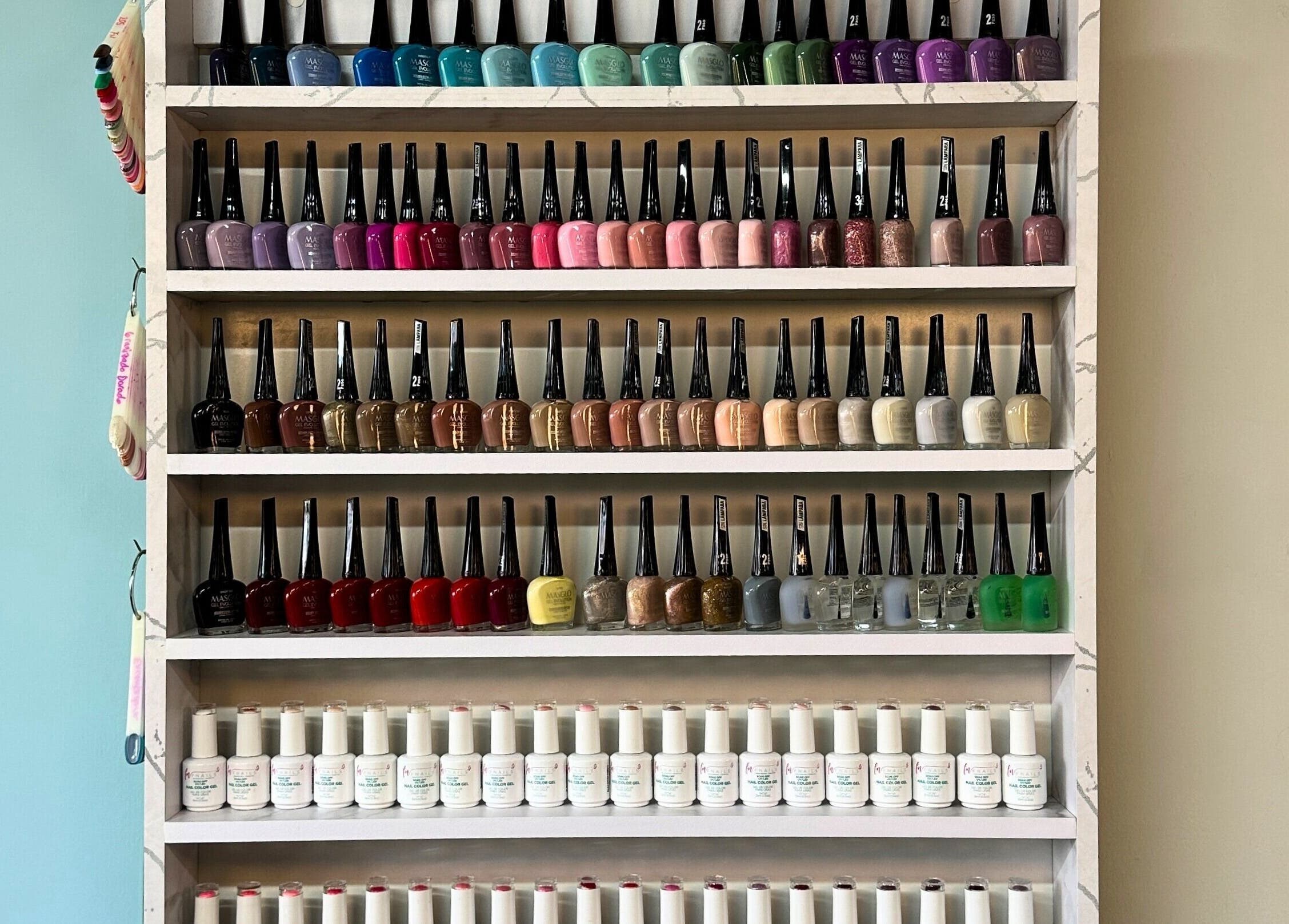 Exhibidor de esmaltes en Rafaelas Nails Spa, Bogotá, Bogotá, CO, mostrando una variedad de colores.