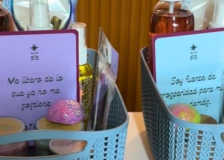 Productos y mensajes positivos en Rafaelas Nails Spa, Bogotá, Bogotá, CO, para una experiencia revitalizante.