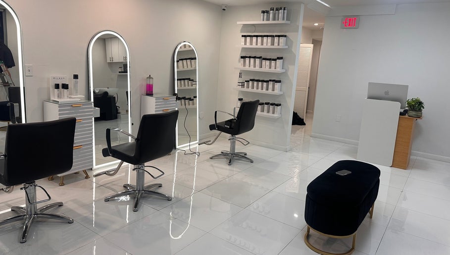 Lux Hair Salon And Spa billede 1
