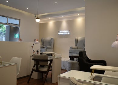 Interior moderno y elegante de Art Beauty, Ciudad De Guatemala. Espacio para belleza y bienestar.