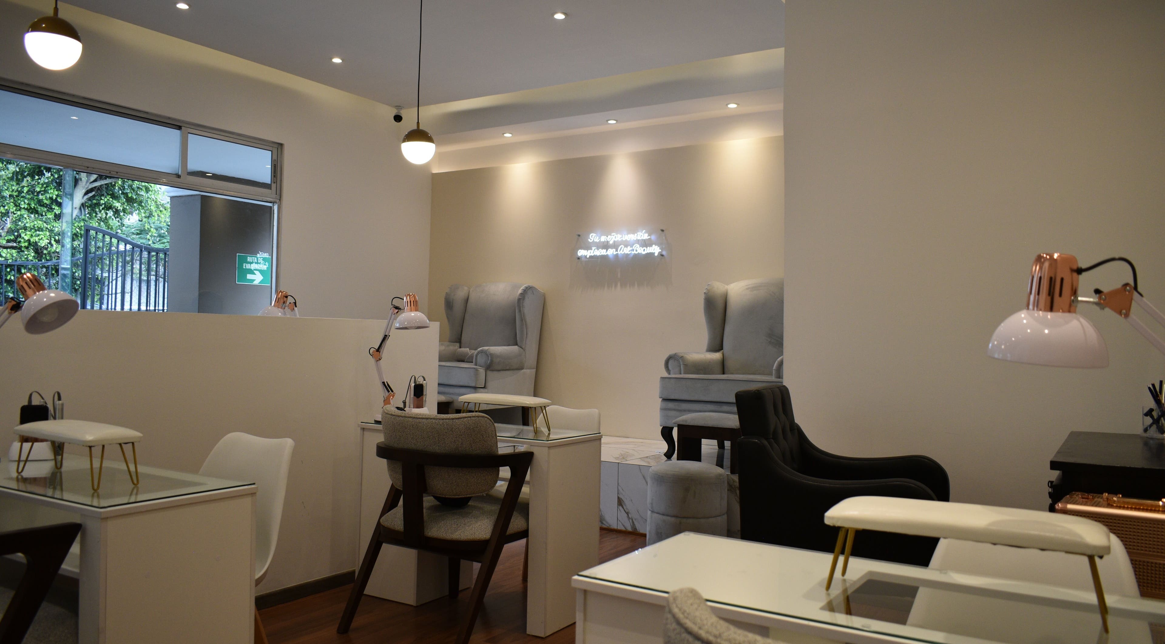Interior moderno y elegante de Art Beauty, Ciudad De Guatemala. Espacio para belleza y bienestar.