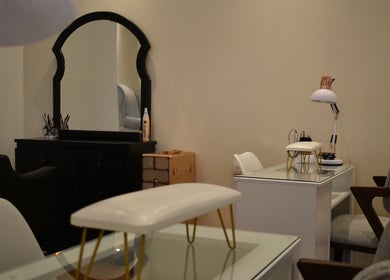 Espacio elegante en Art Beauty, Ciudad De Guatemala, GT, con tocador moderno y sillas cómodas.